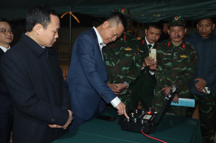 Các đồng chí lãnh đạo huyện thăm, chúc Tết một số đơn vị làm nhiệm vụ đêm giao thừa dịp Tết Nguyên đán Ất Tỵ 2025- Ảnh 10.