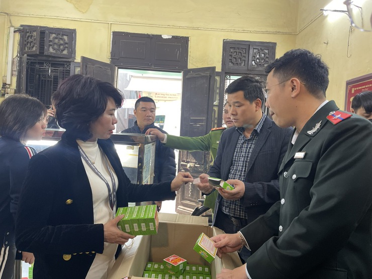Phát hiệu nhiều vi phạm tại cơ sở bánh cốm Nguyên Ninh số 11 Hàng Than, quận Ba Đình- Ảnh 1.