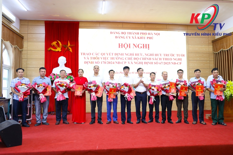 ĐẢNG UỶ XÃ KIỀU PHÚ TỔ CHỨC HỘI NGHỊ TRAO QUYẾT ĐỊNH NGHỈ HƯU, NGHỈ HƯU TRƯỚC TUỔI VÀ THÔI VIỆC HƯỞNG CHẾ ĐỘ CHÍNH SÁCH- Ảnh 2.