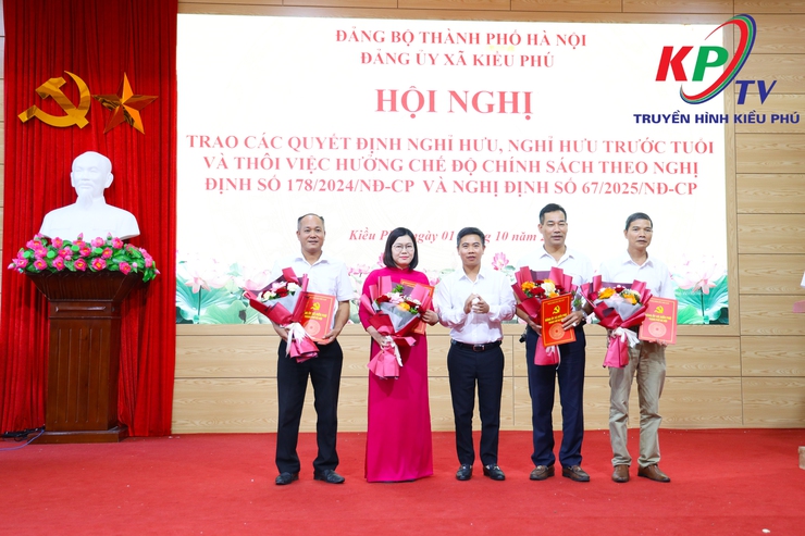 ĐẢNG UỶ XÃ KIỀU PHÚ TỔ CHỨC HỘI NGHỊ TRAO QUYẾT ĐỊNH NGHỈ HƯU, NGHỈ HƯU TRƯỚC TUỔI VÀ THÔI VIỆC HƯỞNG CHẾ ĐỘ CHÍNH SÁCH- Ảnh 4.