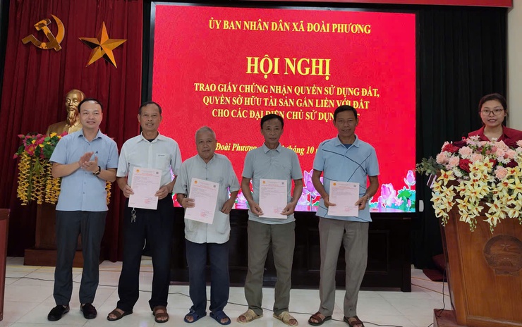 24 hộ dân xã Đoài Phương được trao giấy chứng nhận quyền sử dụng đất- Ảnh 1.