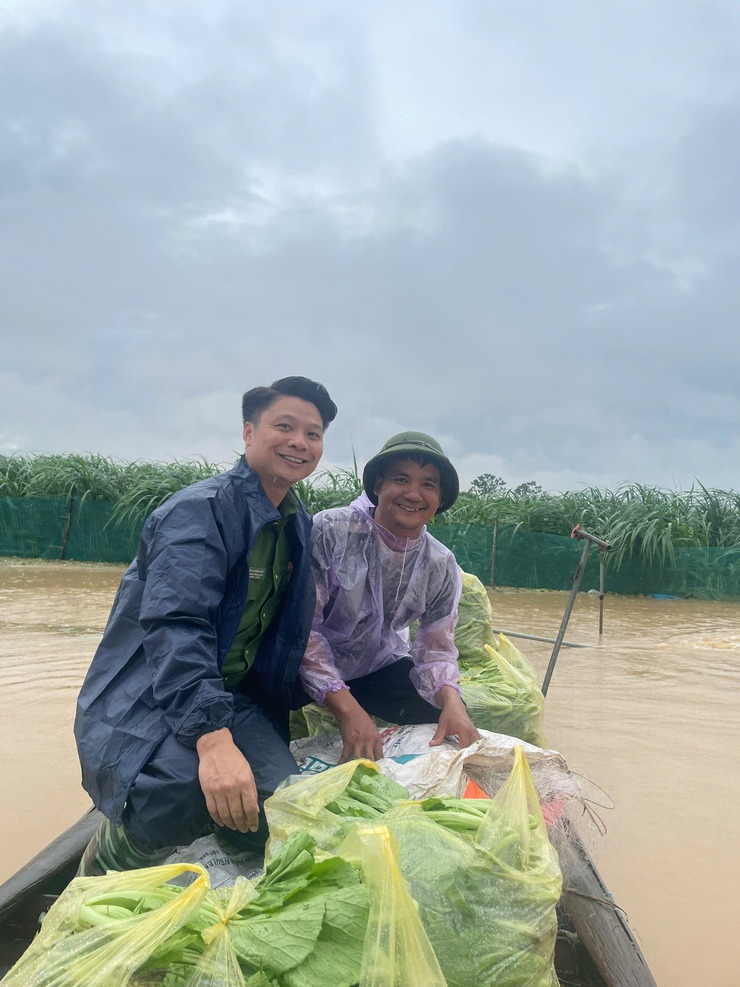 Lực lượng Công an, Quân sự xã Minh Châu kịp thời hỗ trợ Nhân dân thu hoạch hoa màu, giảm thiểu thiệt hại do mưa lũ- Ảnh 5.