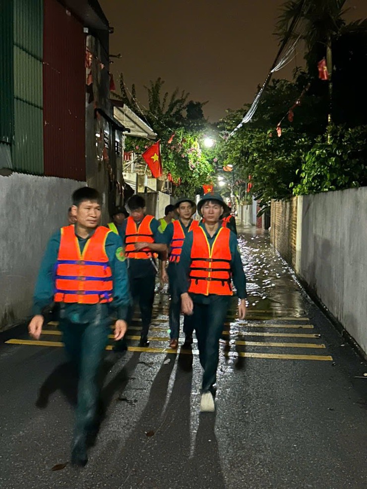 CHỦ TỊCH UBND XÃ SÓC SƠN PHẠM QUANG NGỌC KIỂM TRA CÔNG TÁC PHÒNG CHỐNG THIÊN TAI TẠI THÔN TÂN DO XÓM CHÒM- Ảnh 3.