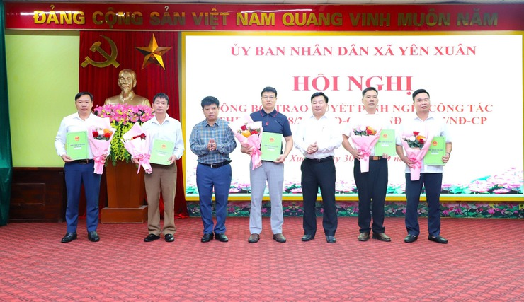 Xã Yên Xuân công bố và trao quyết định nghỉ hưu theo Nghị định 178 và Nghị định 67 của Chính phủ- Ảnh 1.