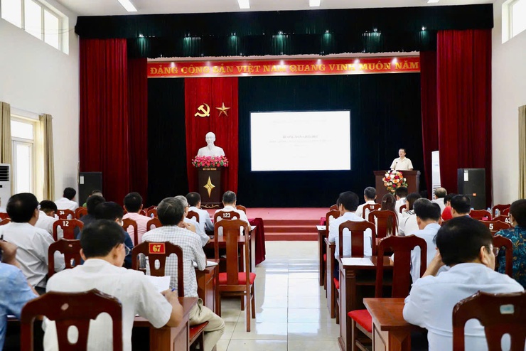 HỘI NGHỊ TẬP HUẤN NGHIỆP VỤ THU THẬP, CẬP NHẬT, XÂY DỰNG CƠ SỞ DỮ LIỆU VỀ NGƯỜI LAO ĐỘNG TRÊN ĐỊA BÀN XÃ HỒNG VÂN ĐẾN NĂM 2025- Ảnh 3.