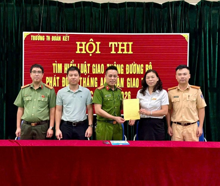 Tuyên truyền an toàn giao thông cho học sinh trường Tiểu học Đoàn Kết- Ảnh 1.