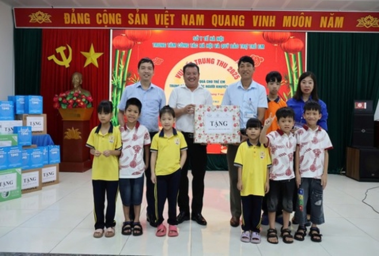 Tặng quà cho trẻ em Trung tâm Chăm sóc người khuyết tật Hà Nội nhân dịp Tết Trung Thu- Ảnh 1.