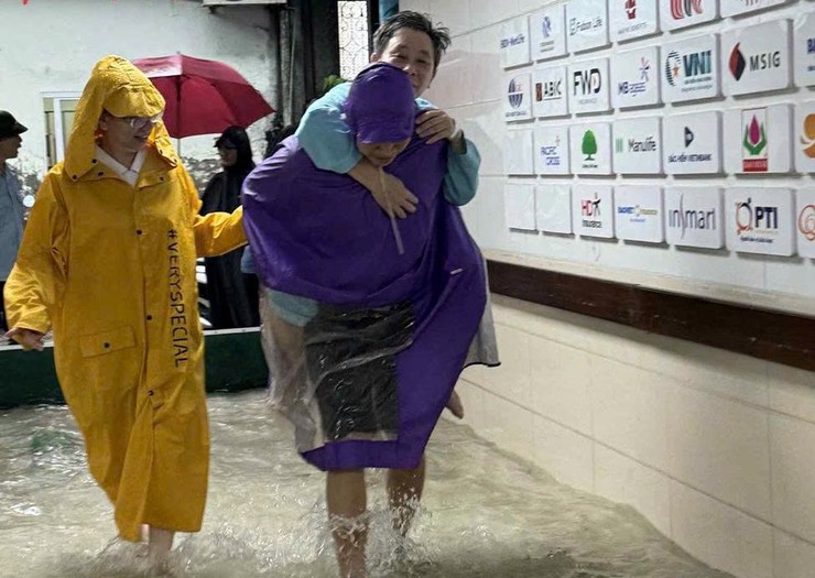 BVĐK Hoè Nhai đồng lòng ứng phó với bão, đảm bảo chăm sóc tốt sức khỏe người bệnh- Ảnh 1.