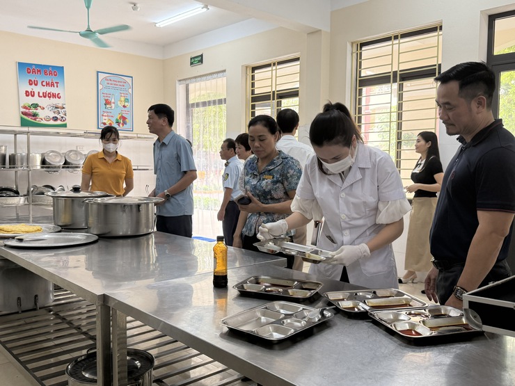 Tăng cường siết chặt quản lý, nâng cao hiệu quả bảo đảm an toàn thực phẩm- Ảnh 1.