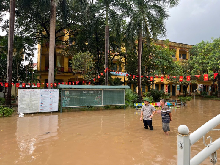 Lãnh đạo phường Tây Tựu chỉ đạo khẩn trưởng khắc phục ngập úng do ảnh hưởng bão số 10- Ảnh 1.