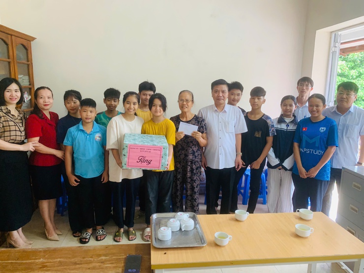 Ngày 01/10/2025, Lãnh đạo Đảng ủy - UBND xã Vật Lại tới thăm tặng quà cho các em tại Nhà trẻ Phú Châu- Ảnh 2.