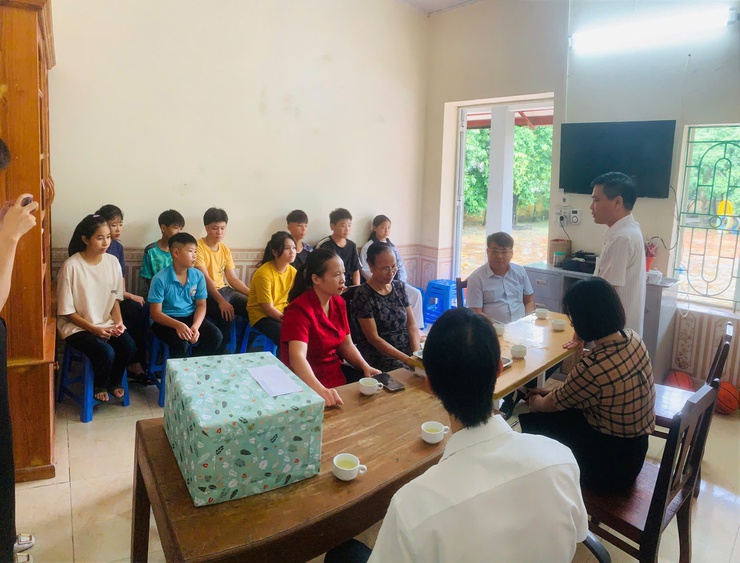 Ngày 01/10/2025, Lãnh đạo Đảng ủy - UBND xã Vật Lại tới thăm tặng quà cho các em tại Nhà trẻ Phú Châu- Ảnh 1.