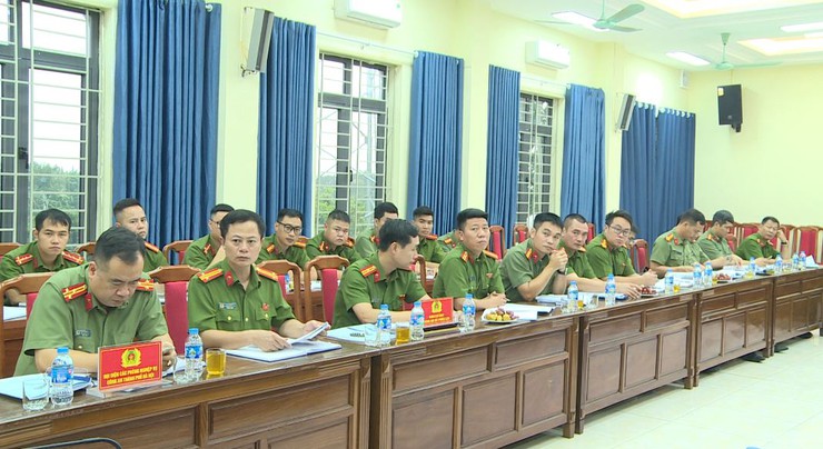 Đoàn công tác Công an thành phố Hà Nội làm việc với Công an xã Phúc Lộc về kết quả sau hơn 2 tháng thực hiện nhiệm vụ trên các mặt công tác- Ảnh 2.