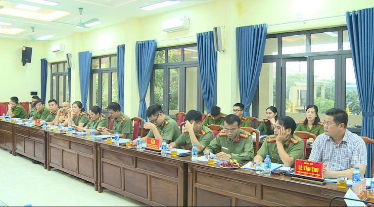 Đoàn công tác Công an thành phố Hà Nội làm việc với Công an xã Phúc Lộc về kết quả sau hơn 2 tháng thực hiện nhiệm vụ trên các mặt công tác- Ảnh 1.