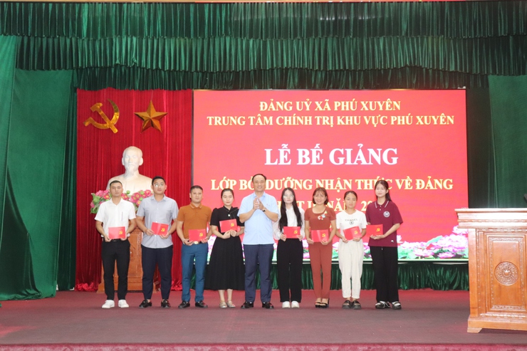 Bế giảng lớp bồi dưỡng nhận thức về Đảng- Ảnh 1.
