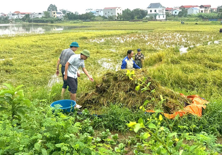 CHỦ TỊCH UBND XÃ NỘI BÀI KIỂM TRA TÌNH HÌNH BÃO LỤT TRÊN ĐỊA BÀN XÃ- Ảnh 1.