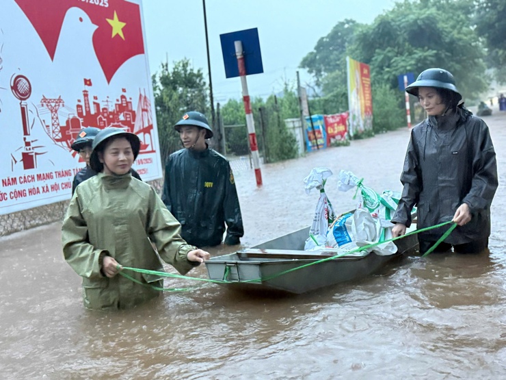 Lãnh đạo phường Đông Ngạc chỉ đạo khẩn trương các biện pháp ứng phó úng ngập do ảnh hưởng bão số 10- Ảnh 4.