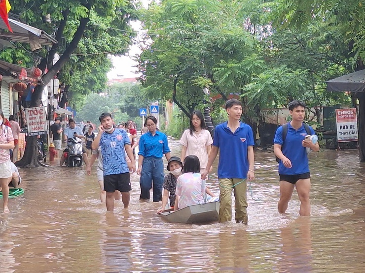 Lãnh đạo phường Đông Ngạc chỉ đạo khẩn trương các biện pháp ứng phó úng ngập do ảnh hưởng bão số 10- Ảnh 5.