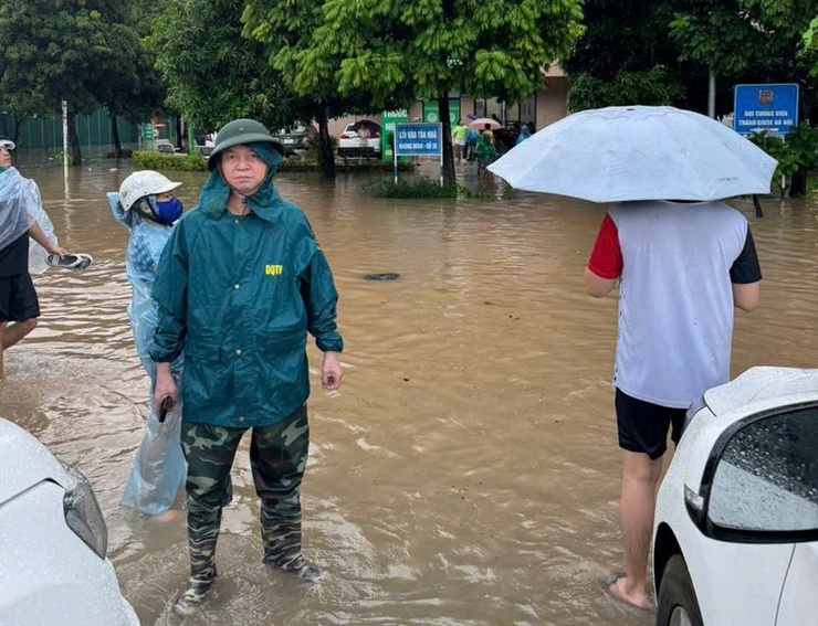 Lãnh đạo phường Đông Ngạc chỉ đạo khẩn trương các biện pháp ứng phó úng ngập do ảnh hưởng bão số 10- Ảnh 2.