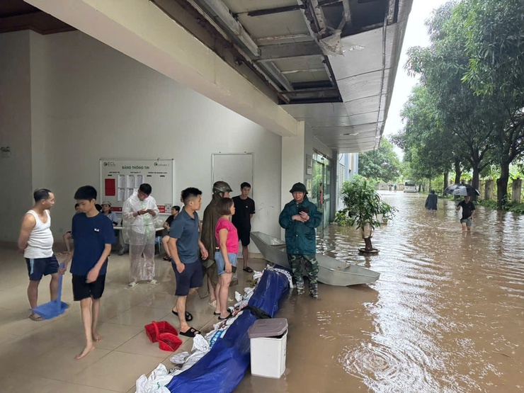 Lãnh đạo phường Đông Ngạc chỉ đạo khẩn trương các biện pháp ứng phó úng ngập do ảnh hưởng bão số 10- Ảnh 3.