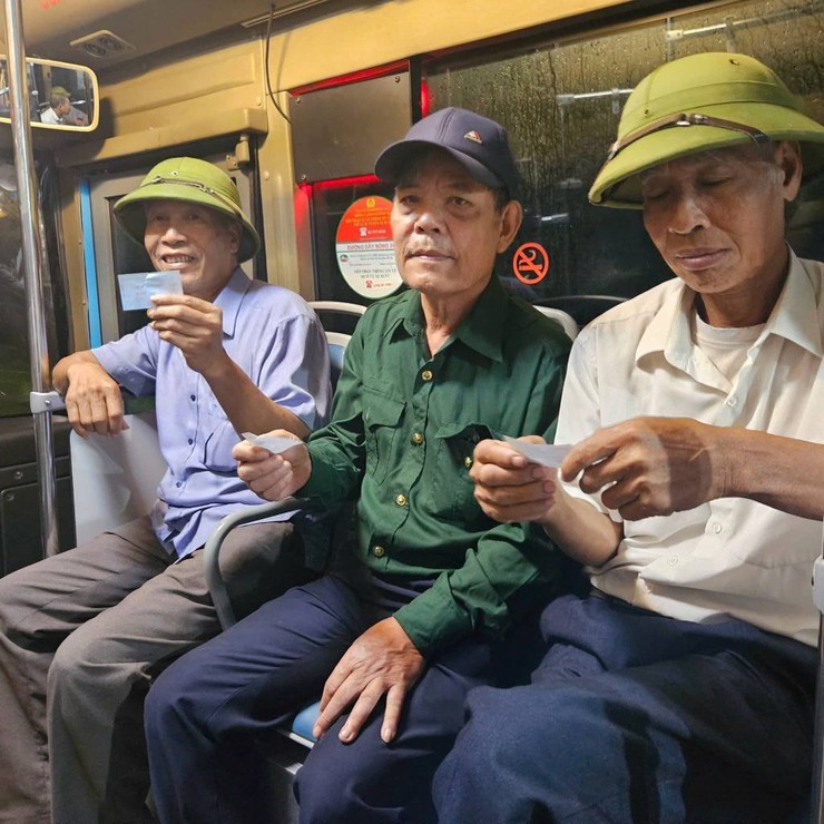 Tuyến bus đầu tiên ra xã đảo Minh Châu chính thức lăn bánh: Niềm vui xen lẫn trăn trở- Ảnh 3.