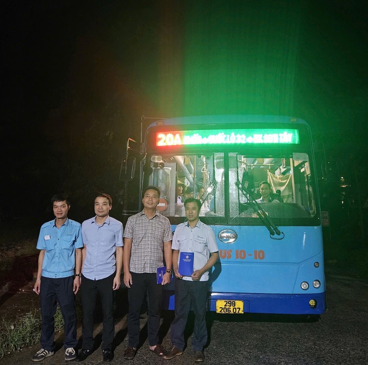 Tuyến bus đầu tiên ra xã đảo Minh Châu chính thức lăn bánh: Niềm vui xen lẫn trăn trở- Ảnh 1.