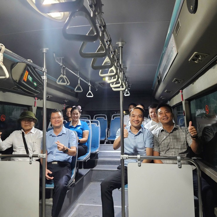 Tuyến bus đầu tiên ra xã đảo Minh Châu chính thức lăn bánh: Niềm vui xen lẫn trăn trở- Ảnh 2.