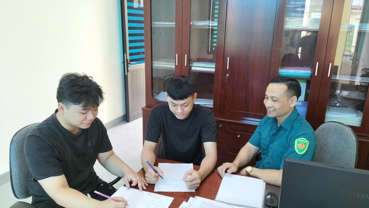 Hai anh em sinh đôi cùng viết đơn tình nguyện tham gia nghĩa vụ Công an nhân dân- Ảnh 1.