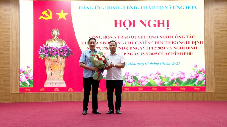 ỨNG HOÀ CÔNG BỐ VÀ TRAO QUYẾT ĐỊNH NGHỈ CÔNG TÁC CHO 21 CÁN BỘ, CÔNG CHỨC, VIÊN CHỨC.- Ảnh 1.