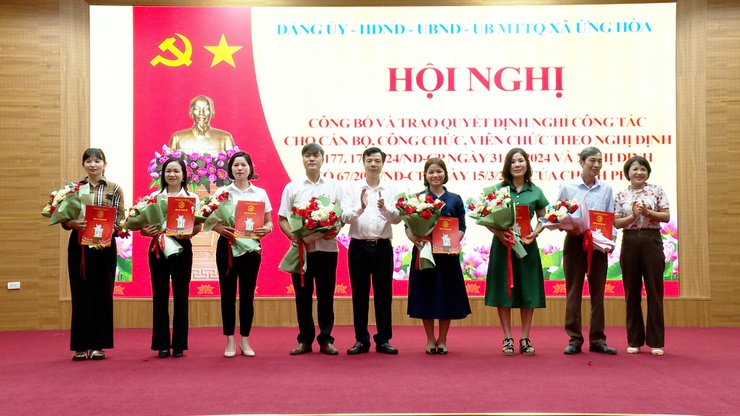 ỨNG HOÀ CÔNG BỐ VÀ TRAO QUYẾT ĐỊNH NGHỈ CÔNG TÁC CHO 21 CÁN BỘ, CÔNG CHỨC, VIÊN CHỨC.- Ảnh 2.