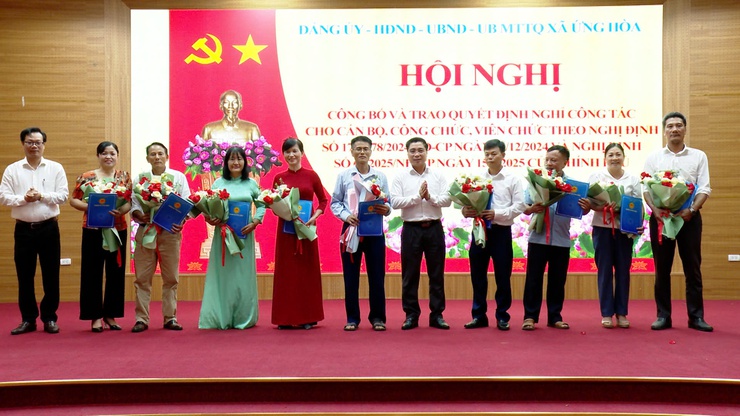 ỨNG HOÀ CÔNG BỐ VÀ TRAO QUYẾT ĐỊNH NGHỈ CÔNG TÁC CHO 21 CÁN BỘ, CÔNG CHỨC, VIÊN CHỨC.- Ảnh 3.