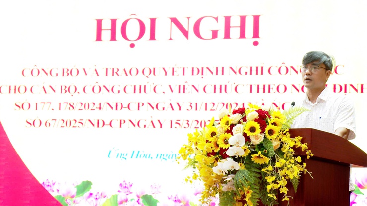 ỨNG HOÀ CÔNG BỐ VÀ TRAO QUYẾT ĐỊNH NGHỈ CÔNG TÁC CHO 21 CÁN BỘ, CÔNG CHỨC, VIÊN CHỨC.- Ảnh 4.