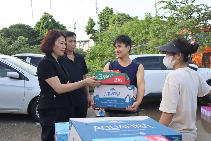 UBND phường Từ Liêm tổ chức cấp phát nhu yếu phẩm cho các hộ dân bị ngập sâu do ảnh hưởng của cơn bão số 10- Ảnh 4.