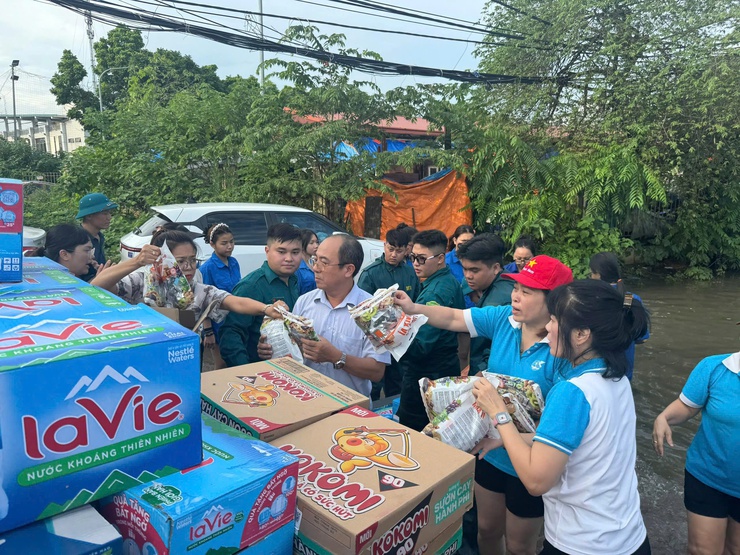 UBND phường Từ Liêm tổ chức cấp phát nhu yếu phẩm cho các hộ dân bị ngập sâu do ảnh hưởng của cơn bão số 10- Ảnh 3.