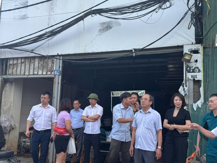 UBND phường Từ Liêm tổ chức cấp phát nhu yếu phẩm cho các hộ dân bị ngập sâu do ảnh hưởng của cơn bão số 10- Ảnh 2.