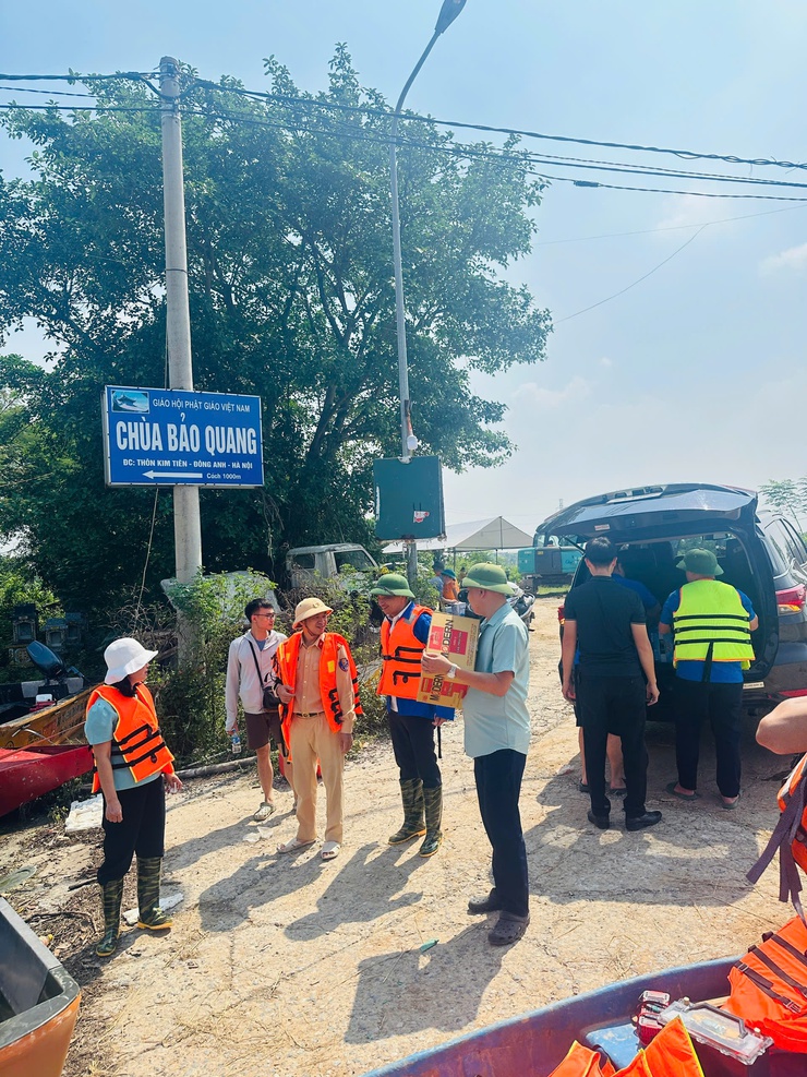 Ủy ban MTTQ xã Thư Lâm trao quà cứu trợ người dân vùng ngập lụt thôn Kim Tiên- Ảnh 4.