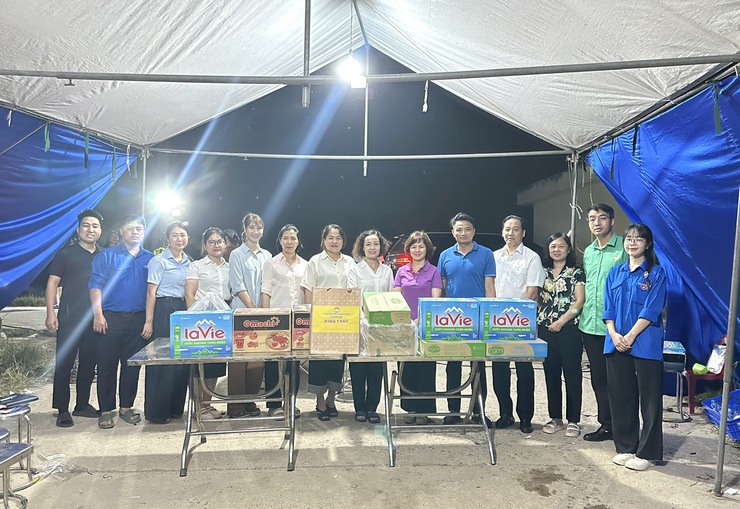 Lãnh đạo xã Thư Lâm thăm, động viên lực lượng làm nhiệm vụ ứng phó mưa lũ tại thôn Kim Tiên- Ảnh 1.