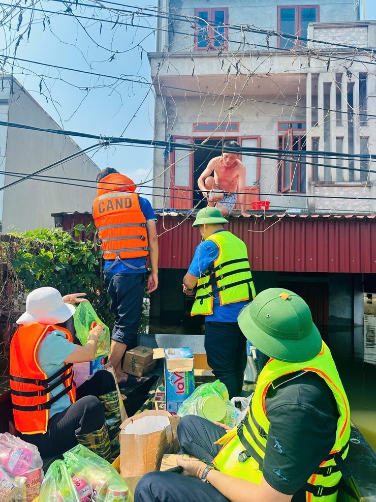 Ủy ban MTTQ xã Thư Lâm trao quà cứu trợ người dân vùng ngập lụt thôn Kim Tiên- Ảnh 10.