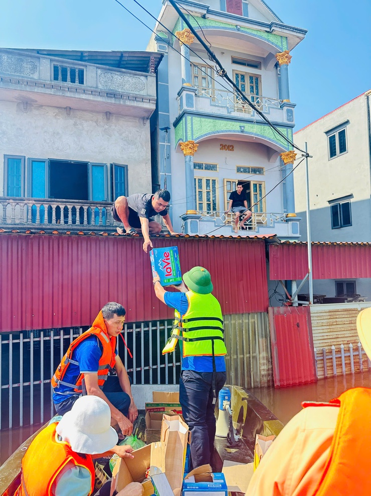 Ủy ban MTTQ xã Thư Lâm trao quà cứu trợ người dân vùng ngập lụt thôn Kim Tiên- Ảnh 12.