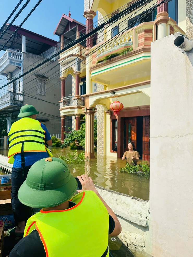 Ủy ban MTTQ xã Thư Lâm trao quà cứu trợ người dân vùng ngập lụt thôn Kim Tiên- Ảnh 13.
