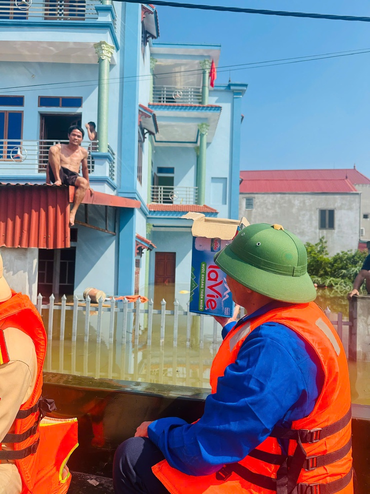 Ủy ban MTTQ xã Thư Lâm trao quà cứu trợ người dân vùng ngập lụt thôn Kim Tiên- Ảnh 14.