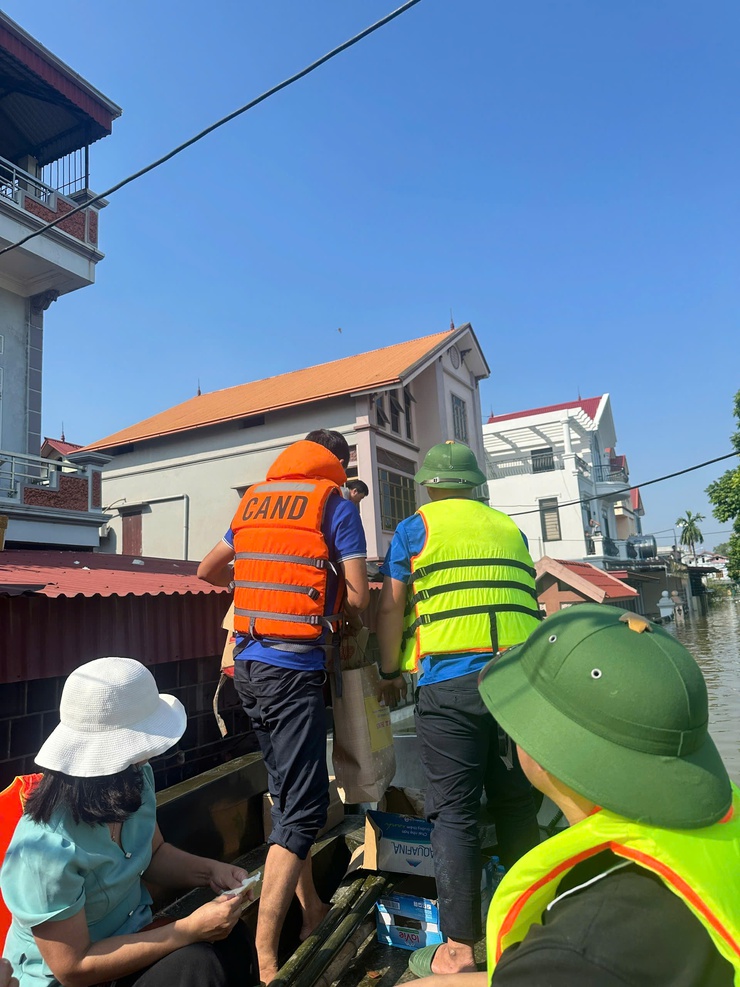 Ủy ban MTTQ xã Thư Lâm trao quà cứu trợ người dân vùng ngập lụt thôn Kim Tiên- Ảnh 18.