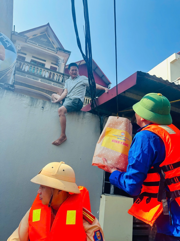 Ủy ban MTTQ xã Thư Lâm trao quà cứu trợ người dân vùng ngập lụt thôn Kim Tiên- Ảnh 19.