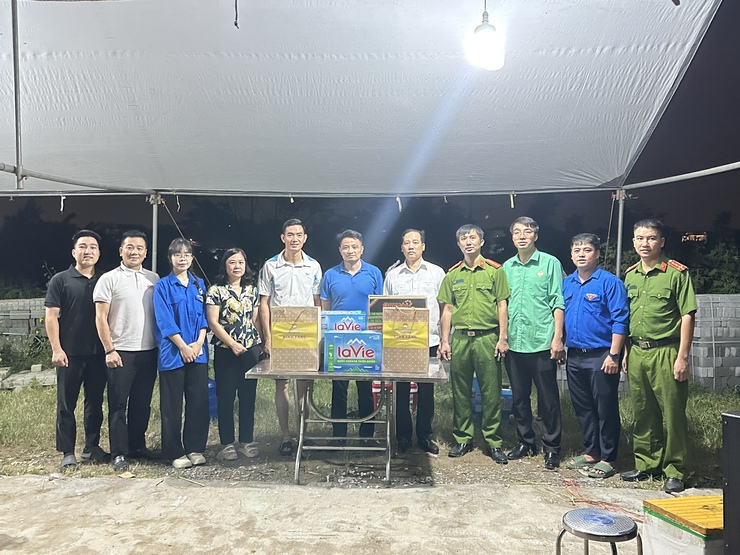 Lãnh đạo xã Thư Lâm thăm, động viên lực lượng làm nhiệm vụ ứng phó mưa lũ tại thôn Kim Tiên- Ảnh 2.