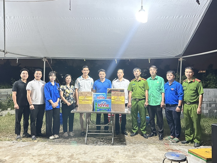 Lãnh đạo xã Thư Lâm thăm, động viên lực lượng làm nhiệm vụ ứng phó mưa lũ tại thôn Kim Tiên- Ảnh 3.