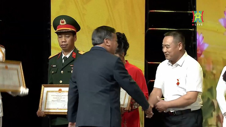 Ông Nguyễn Trọng Hiến - Hội viên nông dân Thôn 3, xã Bất Bạt nhận danh hiệu "Người tốt việc tốt" năm 2025
 tại Đại hội Thi đua yêu nước TP Hà Nội Nội giai đoạn 2025-2030:- Ảnh 2.