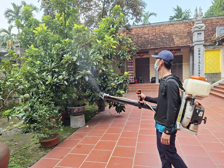 Quốc Oai chủ động khoanh vùng, xử lý triệt để ổ dịch sốt xuất huyết tại thôn du nghệ- Ảnh 5.