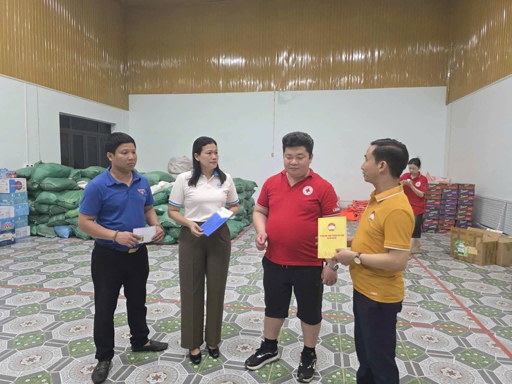 Phú Xuyên ủng hộ đồng bào Thái Nguyên bị ngập lụt- Ảnh 3.