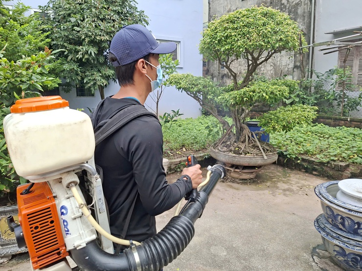 Quốc Oai chủ động khoanh vùng, xử lý triệt để ổ dịch sốt xuất huyết tại thôn du nghệ- Ảnh 6.