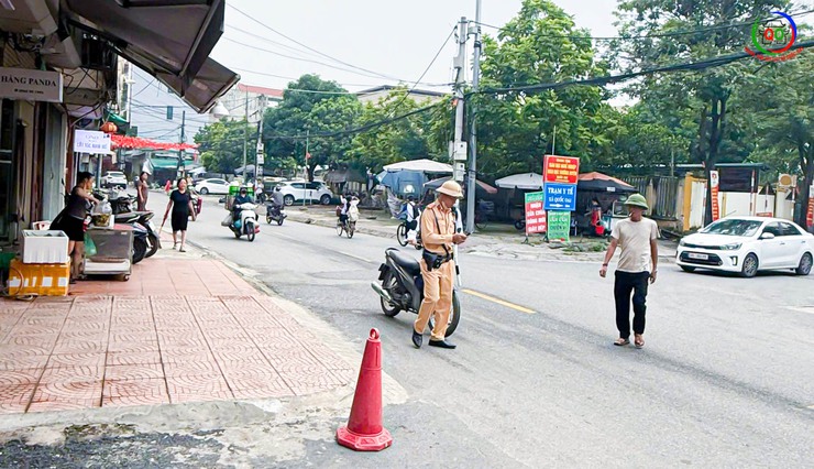 Công an xã Quốc Oai ra quân xử lý vi phạm trật tự an toàn giao thông, lập lại kỷ cương trên địa bàn- Ảnh 2.